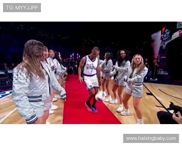 卡福颠球点燃全明星名人赛欢呼